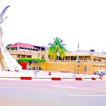 Hotel Saint Thomas Lome Bagian luar foto