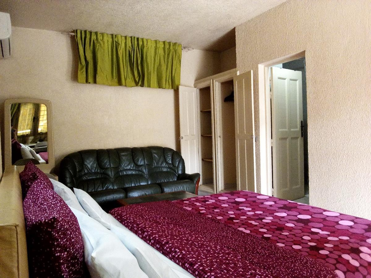 Hotel Saint Thomas Lome Bagian luar foto
