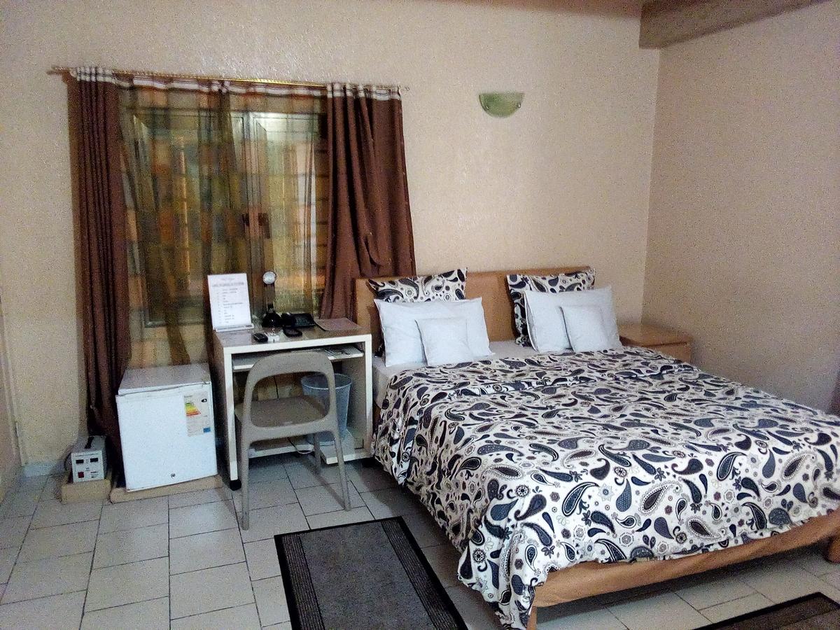 Hotel Saint Thomas Lome Bagian luar foto